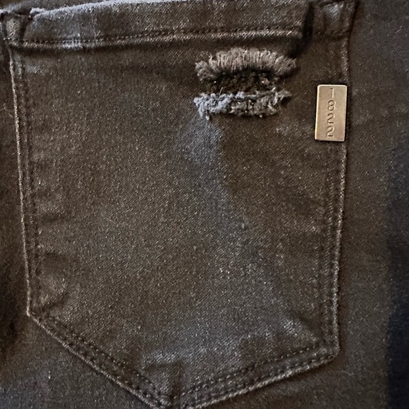 1822 mid-rise straight leg flex fabric black jeans with distressing. Size 27 - Picture 4 of 10